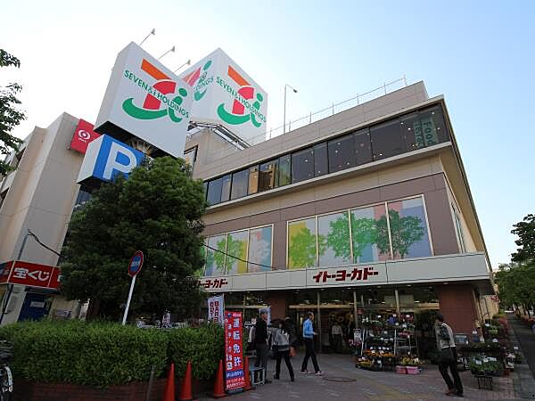 イトーヨーカドーたまプラーザ店　1100m　営業時間朝10時から夜22時まで。食料品から日用品まで何でも揃う大型スーパー。