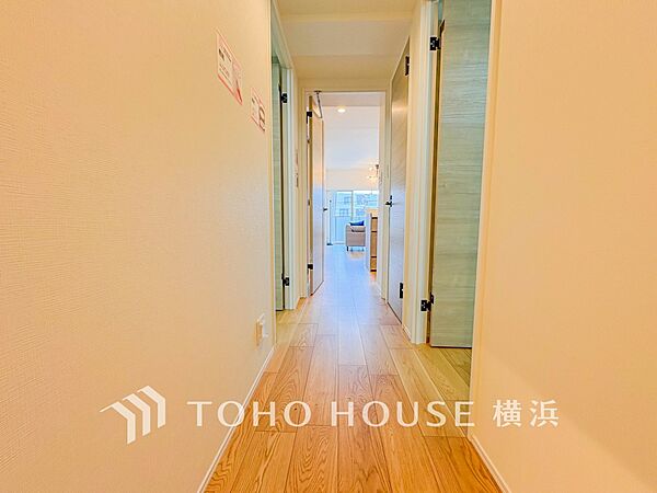 清潔感漂う廊下。各お部屋をつなぐ主要空間として美しく存在しています。