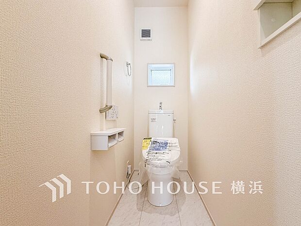 換気と明るさに配慮した、清潔感溢れるトイレ。落ち着いた空間で安らぎのひとときをお過ごしいただけます。