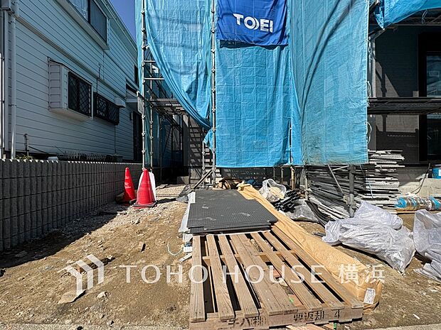 敷地内に駐車スペースがあると、日々の暮らしのをスムーズに運ぶ事が出来ます。（2026年3月撮影）