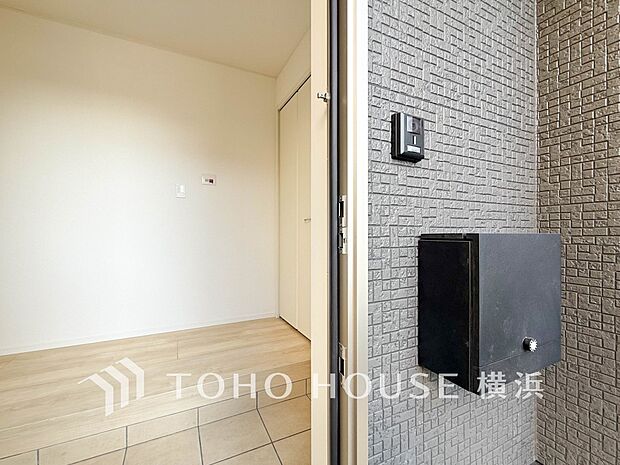 【カラーモニター付インターホン】 誰が来てもわかる様にモニター付きインターホンを設置。快適と安らぎを合わせた優しい設計。