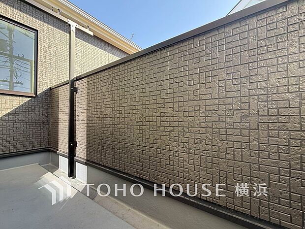 心地よい陽射しや暖かな風を楽しむことが出来るバルコニー。