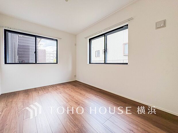 一日の疲れをいやしてくれる寝室。時を忘れて過ごす場所として過ごせるお部屋。