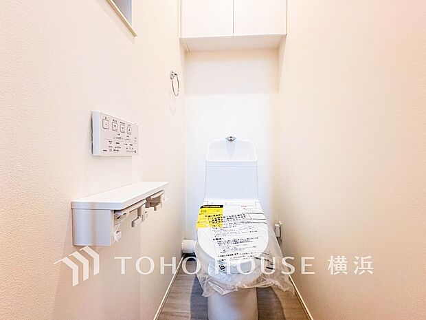 清潔感溢れるトイレ。落ち着いた空間で安らぎのひとときをお過ごしいただけます。