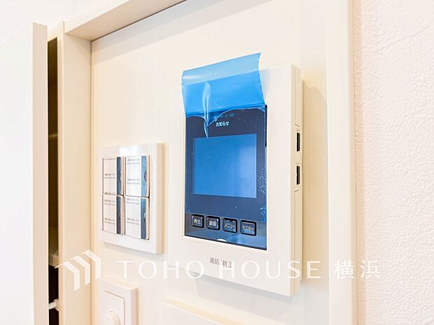 誰が来てもわかる様にモニター付きインターホンを設置。快適と安らぎを合わせた優しい設計。