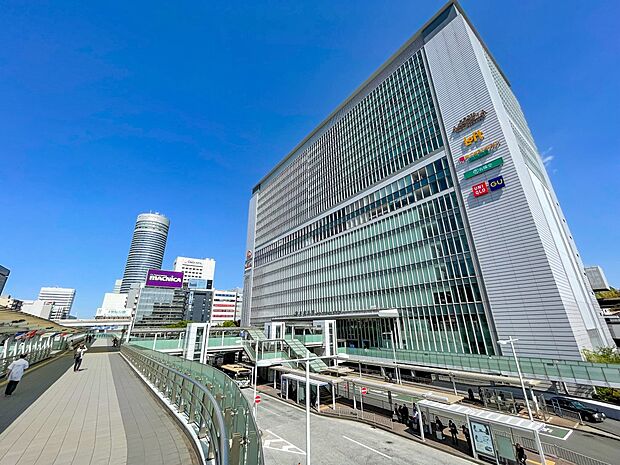 新横浜駅 1680m JR横浜線、東海道新幹線、市営地下鉄ブルーラインがご利用できます。