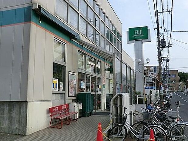 Fuji鳥山店 750m 朝10時~夜11時まで営業。1階では鮮度に拘った生鮮食品、2階では衣料品や薬を販売しています。