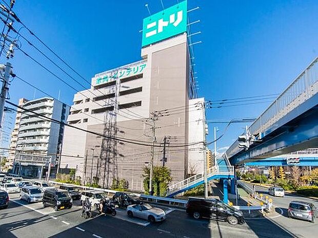 ニトリ新横浜店 650m 大型家具からインテリア用品までトータルで揃うホームセンター。