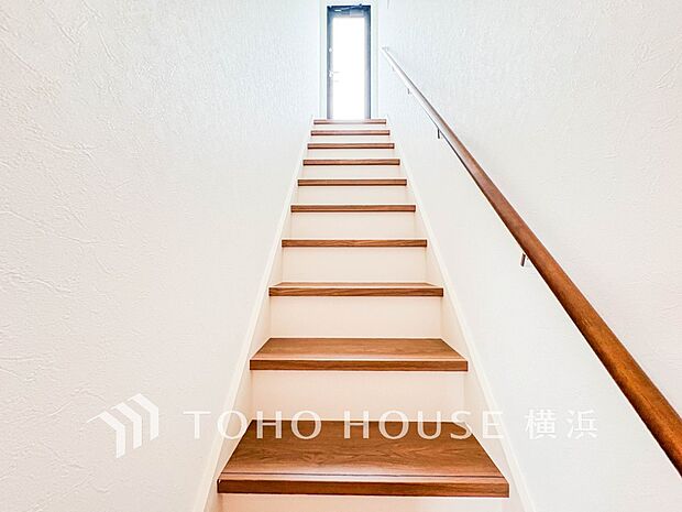 各フロアを結ぶ階段。集いの空間と一人の時間を楽しむプライベートルームをバランスよく繋いでいます。