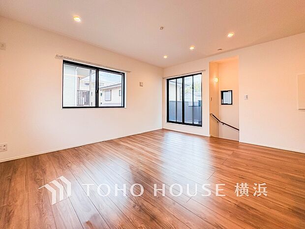 光と風があふれる開放的なリビングダイニングには自然と家族みんなが集まってきます。