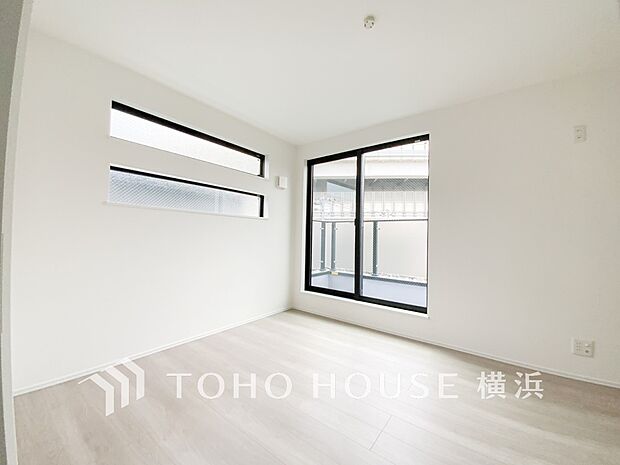 通風・採光にも優れ、心地よい光と風があふれています。プライベートな自分時間を快適に過ごせるお部屋。