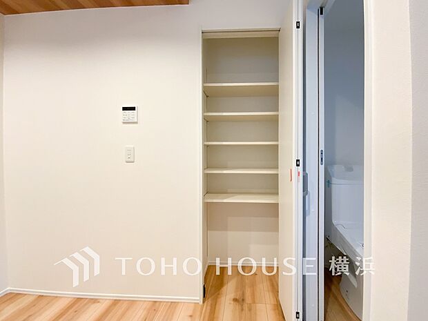 パントリーには缶詰や調味料などの食品類、かさばるペーパーやラップ類をまとめて収納できます。