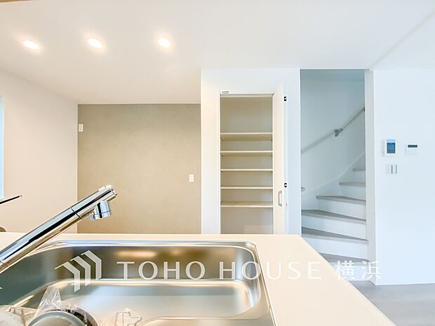 誰が来てもわかる様にモニター付きインターホンを設置。快適と安らぎを合わせた優しい設計。