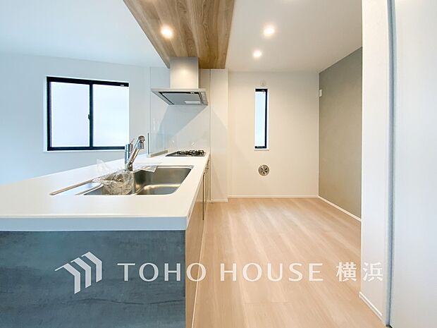 機能性とデザイン性を兼ね備えたシステムキッチン。リビングとの一体感も考慮され、美しい空間が実現。