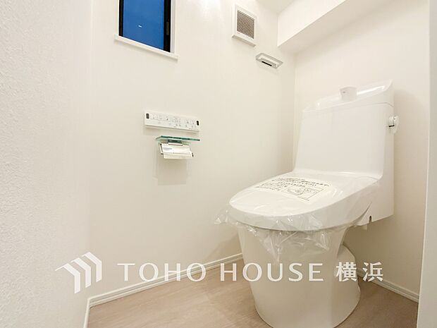 換気と明るさに配慮した、清潔感溢れるトイレ。落ち着いた空間で安らぎのひとときをお過ごしいただけます。