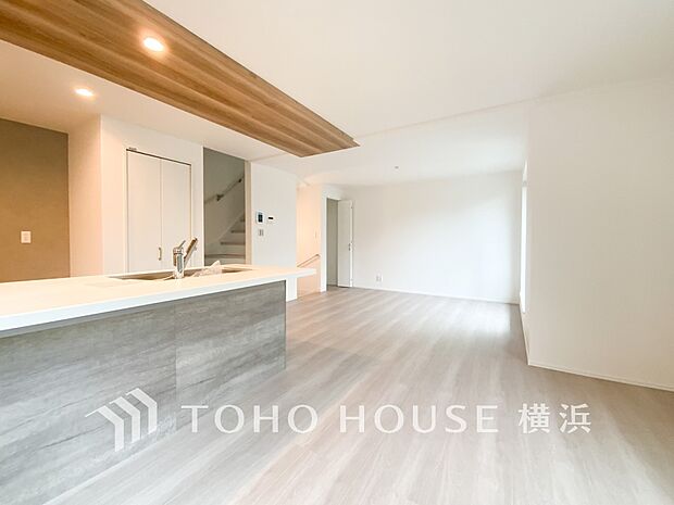 忙しい朝でも、しっかり家族が揃って食事をして頂けるゆとりある大きさのダイニングスペース