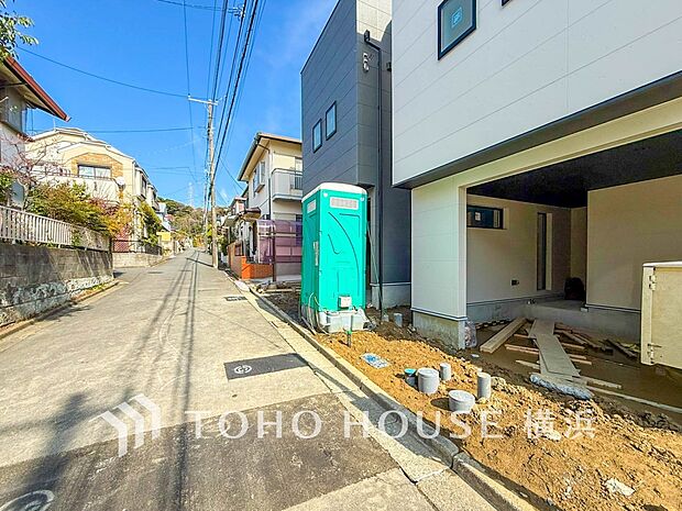 お住まいの顔となる玄関。住まう方のプライドを満たすクオリティを備えています。（2026年3月撮影）