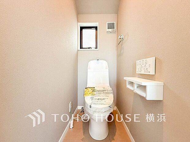 換気と明るさに配慮した、清潔感溢れるトイレ。落ち着いた空間で安らぎのひとときをお過ごしいただけます。