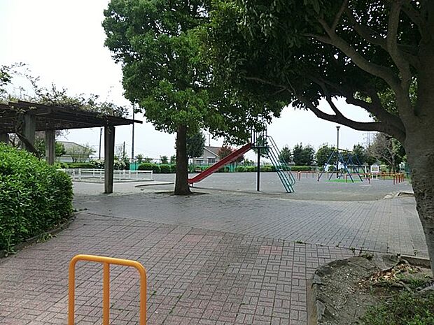 本郷台三丁目公園 270m 斜面に作られた長い滑り台やアスレチックが魅力の公園。敷地は狭いですがたくさん体を動かせます。