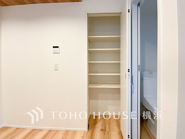 パントリーには缶詰や調味料などの食品類、かさばるペーパーやラップ類をまとめて収納できます。