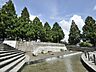 周辺：新本牧公園　800m　春は桜、秋は紅葉が楽しめ、広い芝生の広場では思いっきり遊んだりと休日は家族で楽しめます。   