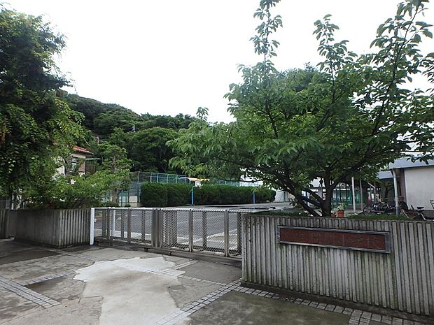 横浜市立間門小学校 110m 徒歩2分。小学校が近いのは子育てファミリーにもおすすめのポイント。