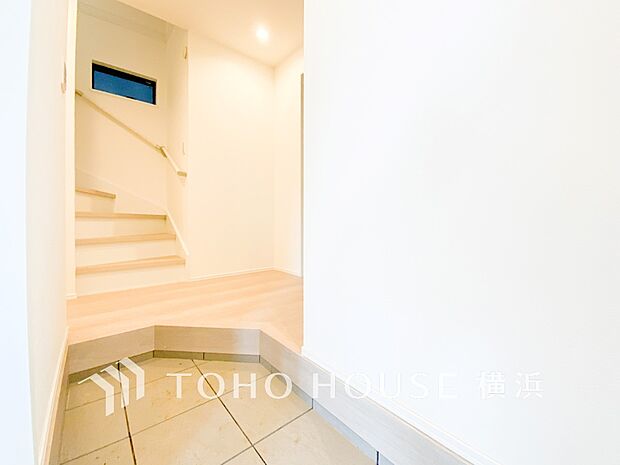 各フロアを結ぶ階段。集いの空間と一人の時間を楽しむプライベートルームをバランスよく繋いでいます。