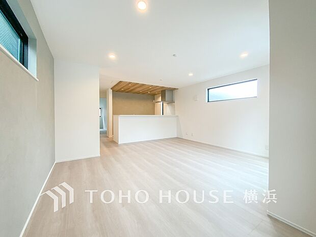 忙しい朝でも、しっかり家族が揃って食事をして頂けるゆとりある大きさのダイニングスペース