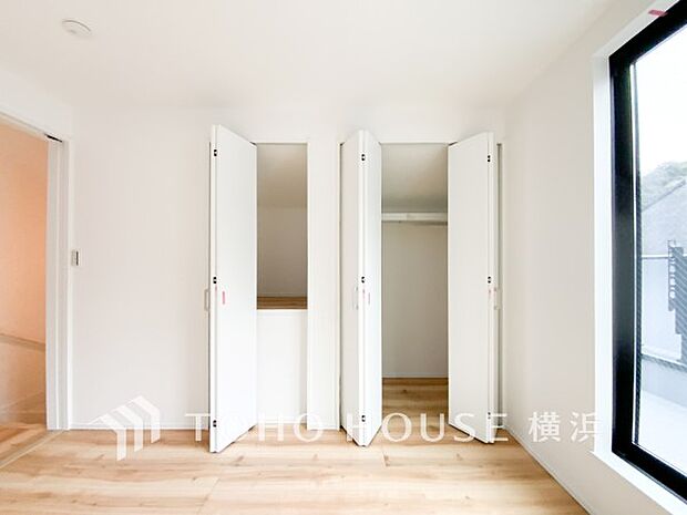 パントリーには缶詰や調味料などの食品類、かさばるペーパーやラップ類をまとめて収納できます。