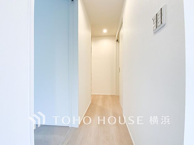 清潔感漂う廊下。各お部屋をつなぐ主要空間として美しく存在しています。