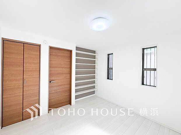 一日の疲れをいやしてくれる寝室。時を忘れて過ごす場所として過ごせるお部屋。