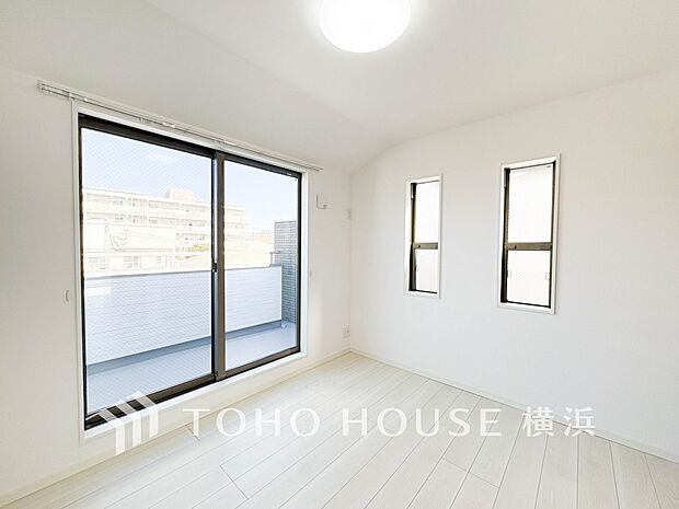 心地よい光と風があふれています。プライベートな自分時間を快適に過ごせるお部屋。