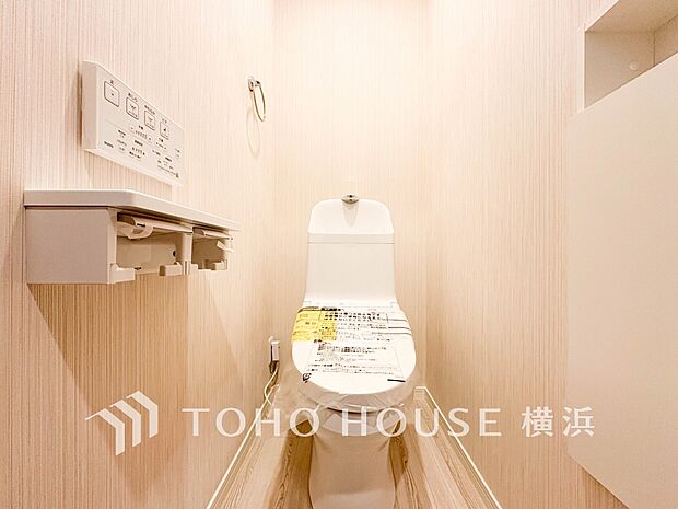 清潔感溢れるトイレ。落ち着いた空間で安らぎのひとときをお過ごしいただけます。