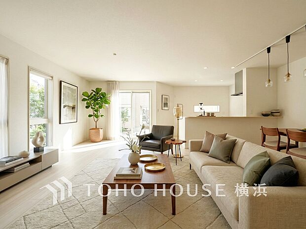 大きな窓から明るい陽射しが射し込む家族みんなの憩いの場。(家具・装飾品はAI加工です)