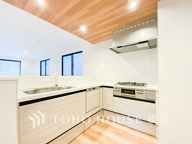 機能性とデザイン性を兼ね備えたシステムキッチン。リビングとの一体感も考慮され、美しい空間が実現。