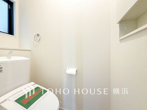 換気と明るさに配慮した、清潔感溢れるトイレ。落ち着いた空間で安らぎのひとときをお過ごしいただけます。