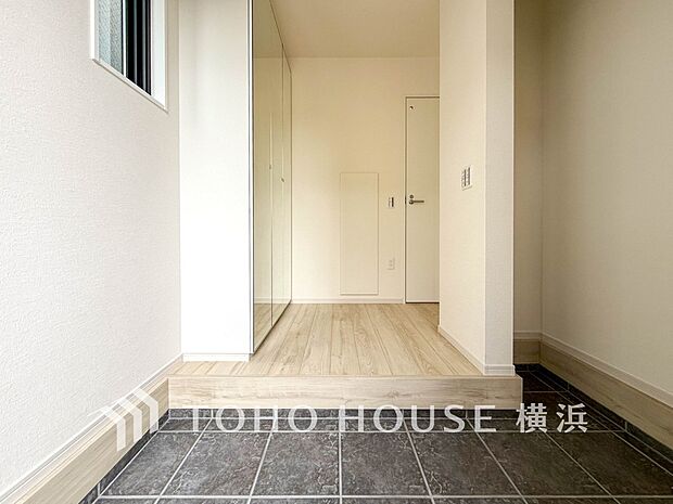 上質感漂う玄関と廊下。居住者の帰り、訪れる方を優しく迎えてくれます。