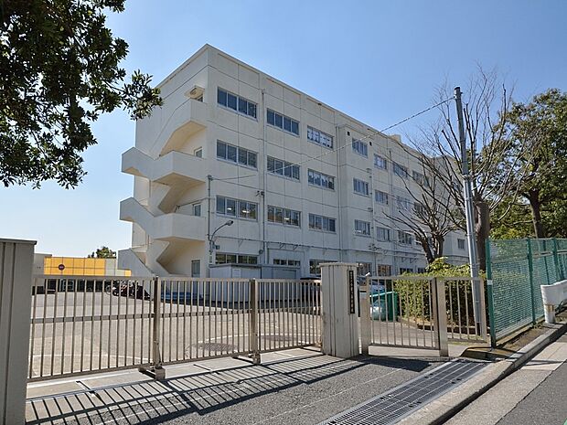 横浜市立小菅ケ谷小学校 230m 徒歩3分。小学校が近いのは子育てファミリーにもおすすめのポイント。