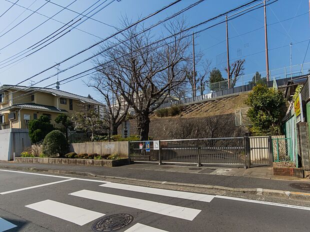 横浜市立下瀬谷中学校 750m 徒歩10分。部活などで帰りが遅くなっても安心の距離です。