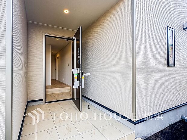 お住まいの顔となる玄関。住まう方のプライドを満たすクオリティを備えています。 