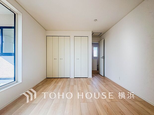 一日の疲れをいやしてくれる寝室。時を忘れて過ごす場所として過ごせるお部屋。