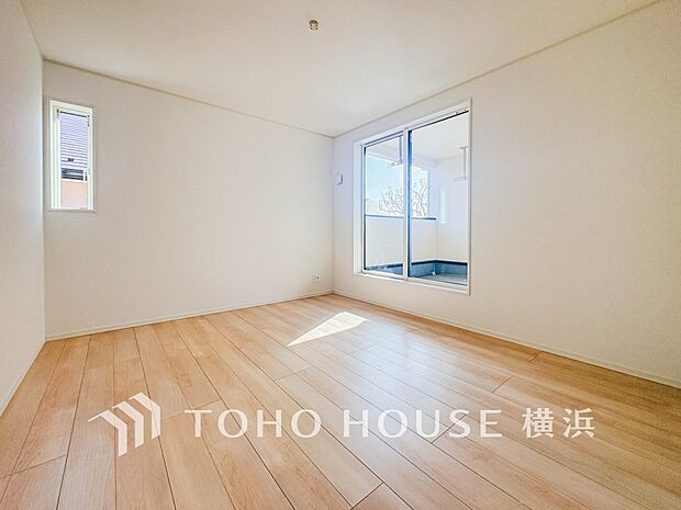 心地よい光と風があふれています。プライベートな自分時間を快適に過ごせるお部屋。