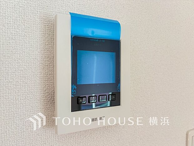 誰が来てもわかる様にモニター付きインターホンを設置。快適と安らぎを合わせた優しい設計。 
