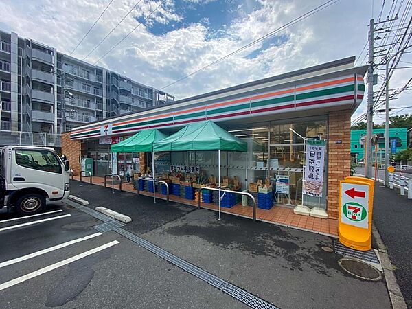 セブンイレブン横浜東芹が谷店　450m　24時間営業。近くにあるとちょっとした買い物にも便利ですね。