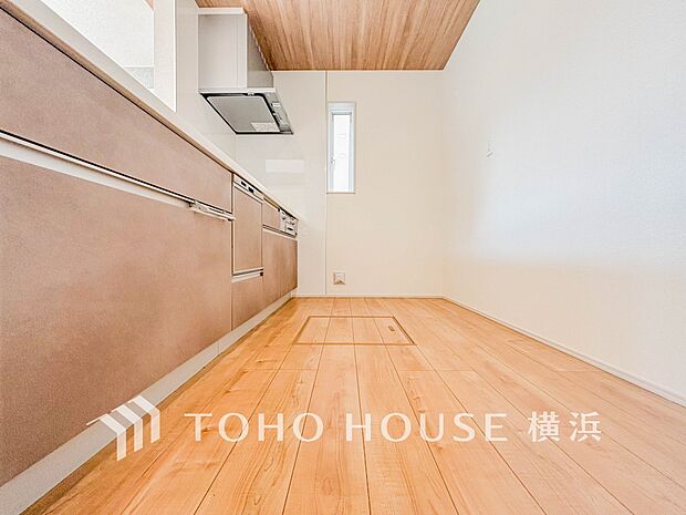 機能性とデザイン性を兼ね備えたシステムキッチン。リビングとの一体感も考慮され、美しい空間が実現。