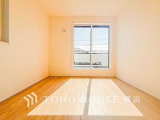 通風・採光にも優れ、心地よい光と風があふれています。プライベートな自分時間を快適に過ごせるお部屋。