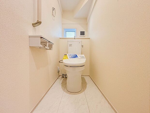 換気と明るさに配慮した、清潔感溢れるトイレ。落ち着いた空間で安らぎのひとときをお過ごしいただけます。