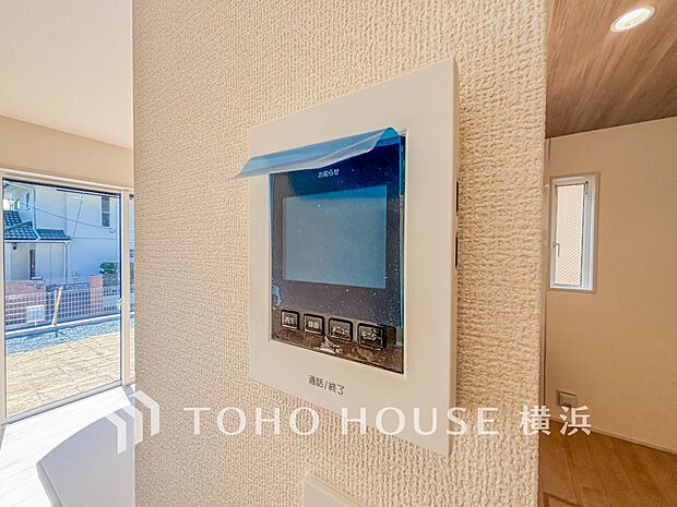 誰が来てもわかる様にモニター付きインターホンを設置。快適と安らぎを合わせた優しい設計。 