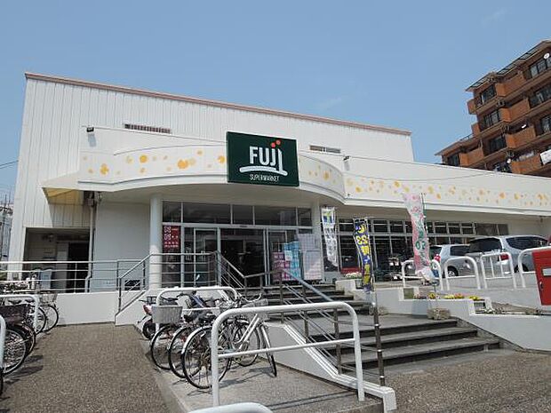 Fuji野庭店　1400m　朝10時～夜11時まで営業のスーパー。生鮮食品などのほか酒、薬も取り扱っています。 
