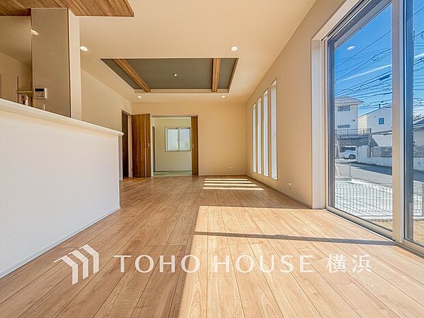 忙しい朝でも、しっかり家族が揃って食事をして頂けるゆとりある大きさのダイニングスペース。